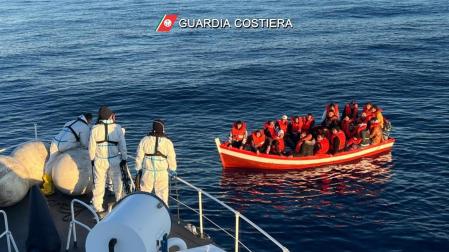 Rescate de migrantes cerca de las costas de Sicilia