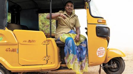 Nagalakshmi se quedó viuda con una bebé de ocho meses y un niño de 3 años. Ahora conduce su mototaxi.