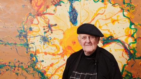 El fallecido John Olsen en el estudio de su vivienda en 2016