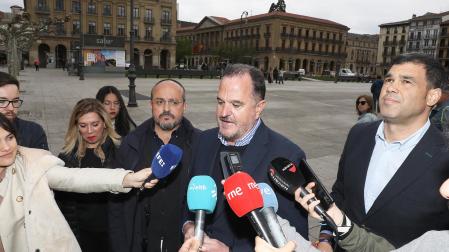 El presidente del PP Vasco Carlos Iturgaiz atiende a los medios de comunicación en la Plaza del Castillo de Pamplona.
