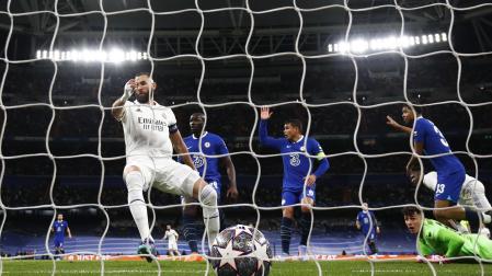 Karim Benzema empuja a gol el 1-0 del encuentro tras un remate de Vinícius que despejó Kepa