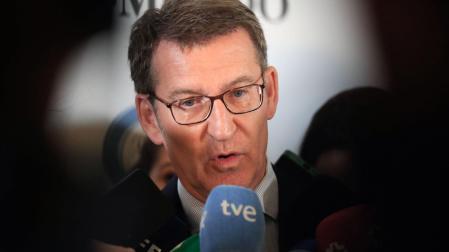 El presidente nacional del Partido Popular, Alberto Núñez Feijóo, atiende a la prensa en un encuentro organizado por El Mundo este jueves en Madrid