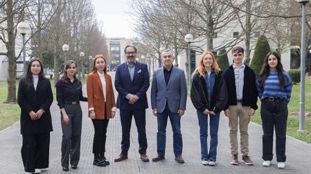 Estudiantes de la X promoción de LyDER, junto a Lorenzo Silva y José F. Alenza
