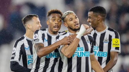Los futbolistas del Newcastle celebran un gol
