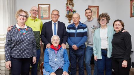 El alcalde Enrique Maya homenajea en su centésimo cumpleaños a Benita Plaza Fernández de las Heras