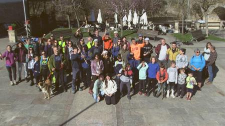 Los voluntarios que participaron en la reforestación de un monte cercano a Sorauren.