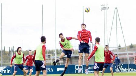 David García y Budimir saltan en busca de un balón, en la sesión del jueves