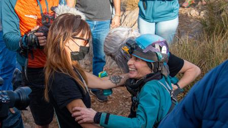 La deportista de élite, alpinista y escaladora Beatriz Flamini (d) es recibida a su salida de la cueva de Motril