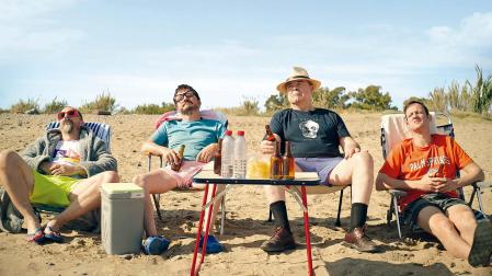 Los protagonistas de la película 'En temporada baja' Fele Martínez, Coque Malla, Antonio Resines y Edu Soto en un fotograma del filme