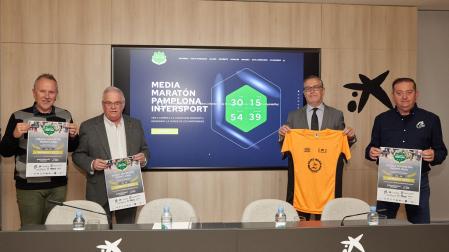 Imagen de los participantes en la presentación de la media maratón Ciudad de Pamplona