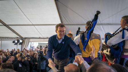 El presidente del PP, Alberto Núñez Feijóo, participa en un acto del PP de Cantabria en la localidad de Vega de Pas