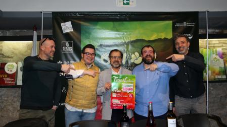 De izquierda a derecha: Virgilio Martínez Gómez (Restaurante Beethoven), Mauro Milagro González (La Catedral), Emilio Garrido Sáez (Orden del Volatín), Luis Salcedo Irala (Remigio) y Aitor Castellano (De Temporada), junto al cartel del I Certamen Restapa de las Fiestas de la Verdura de Tudela y la Ribera