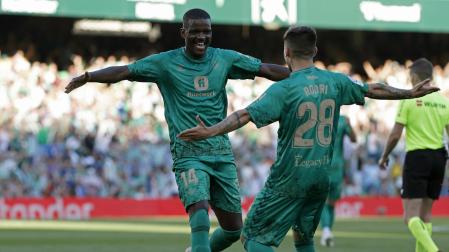 William Carvalho y Rodri celebran uno de los goles del Betis