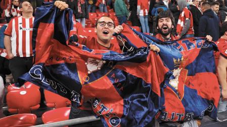 Dos aficionados rojillos posan con sus banderas en la grada de San Mamés en las semifinales