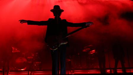 Leiva, sobre el escenario del Navarra Arena, en una de las primeras canciones del concierto.