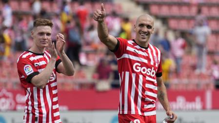 El futbolista del Girona FC Oriol Romeu (d) celebra con su compañero Viktor Tsyngankov su gol ante el Elche