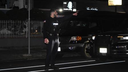 Los oficiales de policía buscan casquillos en la escena del crimen en Madison Avenue
15/04/2023