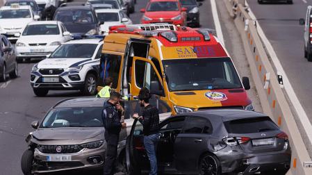 Una ambulancia del SAMUR al lado de dos vehículos implicados en un accidente en la autovía A-42 en Madrid