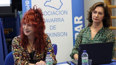 Carolina Cabello, enfermera de neurología, e Itziar Gastón, neuróloga del HUN, en la jornada de Parkinson.