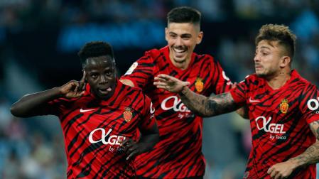 El delantero senegalés del Mallorca, Amath Ndiaye (i), celebra con sus compañeros el primer gol del equipo balear