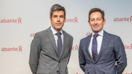 De izquierda a derecha, Carlos Taberna y Carlos García-Ciriza, directores de Abante en Pamplona