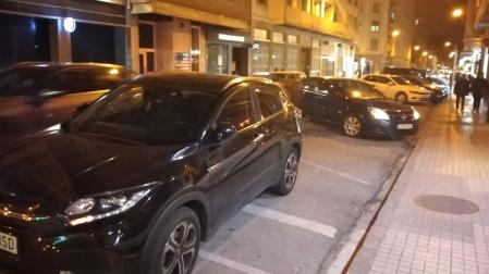 Tramo de la calle Amaya con vehículos parados