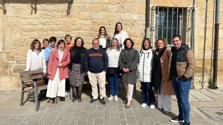 Integrantes de la junta directiva y miembros de la Asociación Turística de la Navarra Media tras la asamblea celebrada en Olite