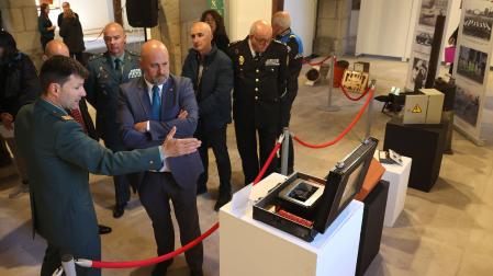 Santiago Sáiz, sargento responsable del Gedex en Navarra, enseña la muestra al delegado, José Luis Arasti