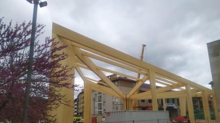 Detalle de la estructura ya erigida junto al Centro Cultural Iortia, de Alsasua.