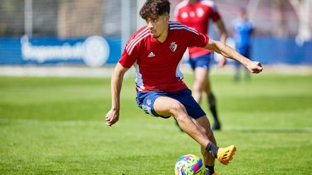 Ez Abde controla el balón durante el entrenamiento rojillo de este miércoles, 19 de abril.