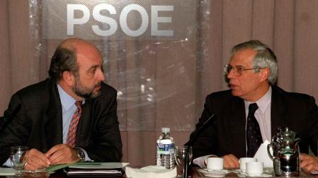 Joaquín Almunia (izquierda) y Josep Borrell, en una ejecutiva del PSOE