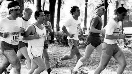 Varios de los corredores que participaron en la VI Media maratón de Pamplona de 1987