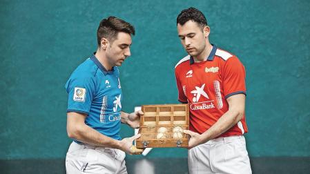 Peio Etxeberria y Erik Jaka observan las cuatro pelotas que seleccionaron ayer para su encuentro de este sábado en el frontón Labrit.