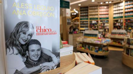 Ejemplares del libro 'El chico de las musarañas' de Ana Obregón y su hijo Aless Lequio, este miércoles en una librería de Madrid