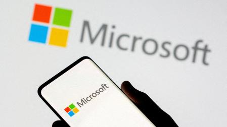 Un móvil con el logotipo de Microsoft en su pantalla