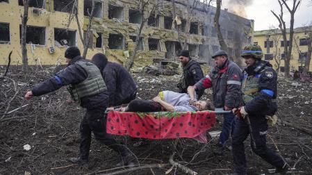 Foto del fotoperiodista de guerra ucraniano Evgeniy Maloletka que ha sido galardonada como la foto del año por la fundación del World Press Photo