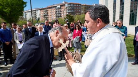 Imagen del recibimiento al Ángel de Aralar en el exterior del Palacio de Justicia de Navarra.