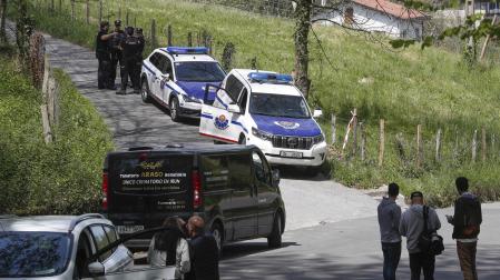 Servicios funerarios y agentes de la Ertzaintza, en el lugar de los hechos