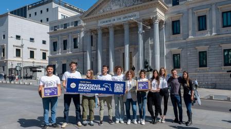 Los biólogos marinos Pablo Martín y Pol Vives; la activista y creadora de la campaña 'No es País para Delfines', Olivia Mandle, el realizador submarinista Pol Ramos; el biólogo Charlie Sarriá, la responsable de campañas de World Animal Protection España,
Sandra Campinas; la actriz Clara Lago; la bióloga Evelyn Segura;
la concejal en el Ayuntamiento de Madrid, Amanda Romero; el gerente fundación Ochotumbao, Daniel Solano; y la bióloga de FAADA, Andrea Torres; posan tras entregar más de 150.00 firmas para que se prohíba el cautiverio de delfines
