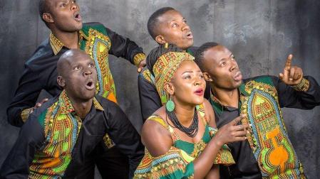 El quinteto ugandés Aba Taano ofrece esta tarde un concierto solidario en la parroquia de San Nicolás de Pamplona.