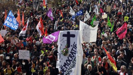 Sindicatos y manifestantes que se oponen a la reforma de las pensiones protestan contra la visita de Emmanuel Macron, en Ganges, cerca de Montpellier