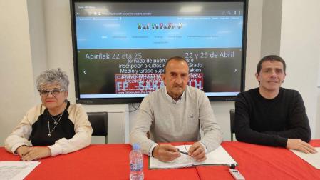 Mª José Oyarbide (FP Sakana), José Julián Garciandia (AES) y David Oroz (Mancomunidad de Sakana)