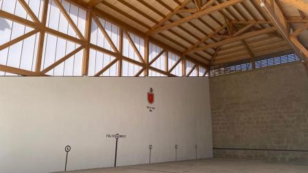 Así luce el frontón de Pueyo tras la incorporación de la cubierta y la reforma de las paredes
