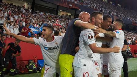 Los futbolistas del Sevilla celebran uno de los tantos al Manchester United