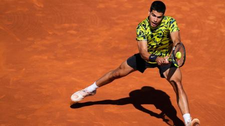El tenista español, Carlos Alcaraz, durante el partido ante su compatriota Roberto Bautista, correspondiente a la cuarta ronda del Barcelona Open Banc Sabadell-Trofeo Conde de Godó