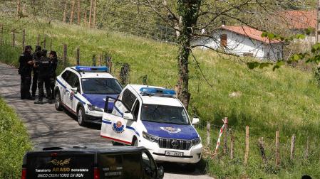 Los cadáveres de dos hombres fallecidos por arma de fuego fueron hallados este jueves en un caserío de un barrio rural de Irun