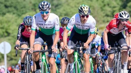 Varios ciclistas del equipo Caja Rural