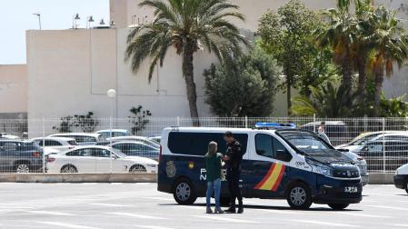 Un coche de la Policía Nacional a las puertas del IES Sol de Portocarrero, donde un menor de 15 años ha sido apuñalado cuando intentaba mediar en una pelea
