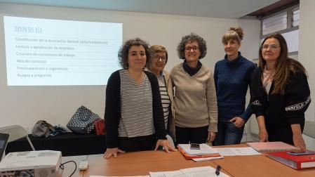 Desde la izquierda, Marian Orue, Mª Jesús Fernández, Montse Martínez de Carlos, Mapi Aramendía y Rosa de Luis, cinco de las seis integrantes de la junta directiva ayer en el inicio de la reunión