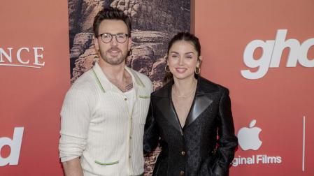Chris Evans y Ana de Armas, en el estreno de 'Ghosted'
